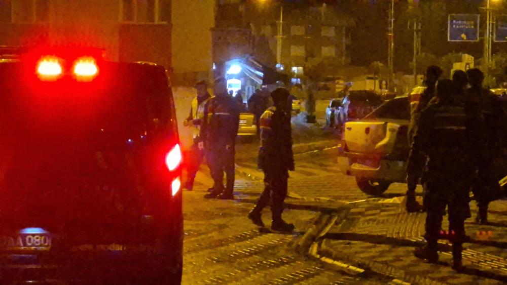 Sevgilisini öldürmek istedi, jandarma araya girdi! Kendi kafasına sıkıp ağır yaralandı