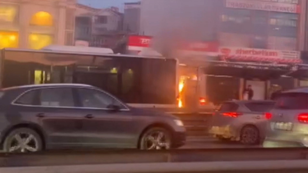 Küçükçekmece'de metrobüs yangını: Yolcular tahliye edildi