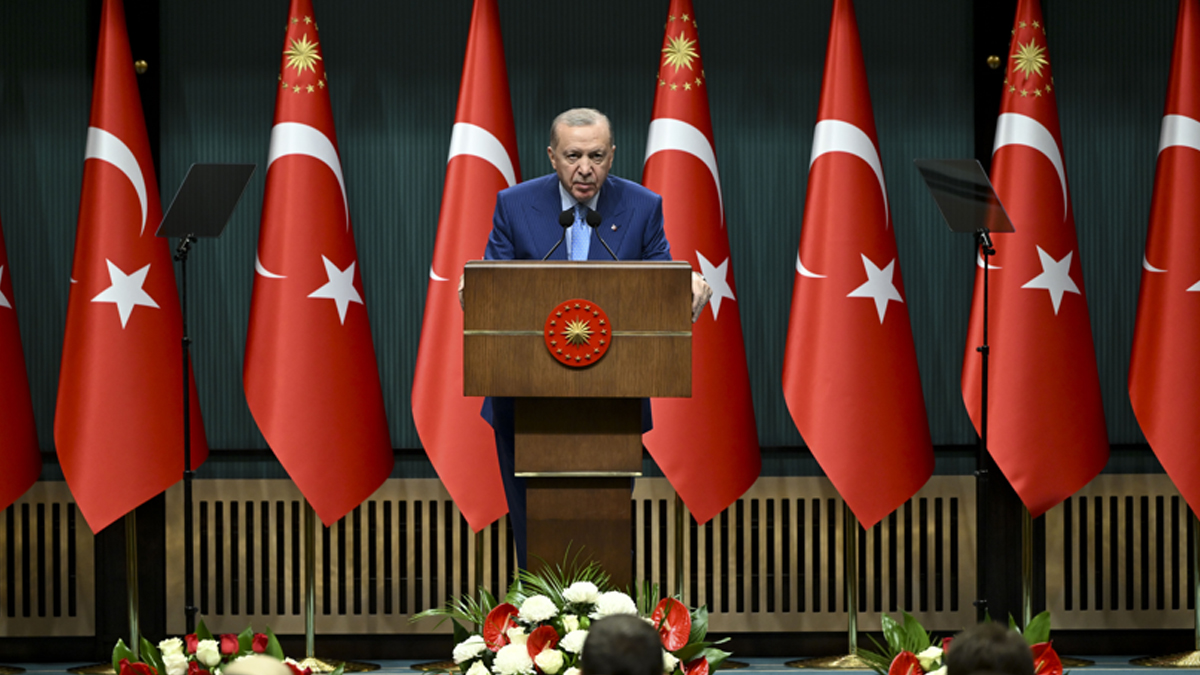 Cumhurbaşkanı Erdoğan: "Muhalefete bakıp umutsuzluğa kapılmayın, liyakatli kadrolar Türkiye'de iş başında"