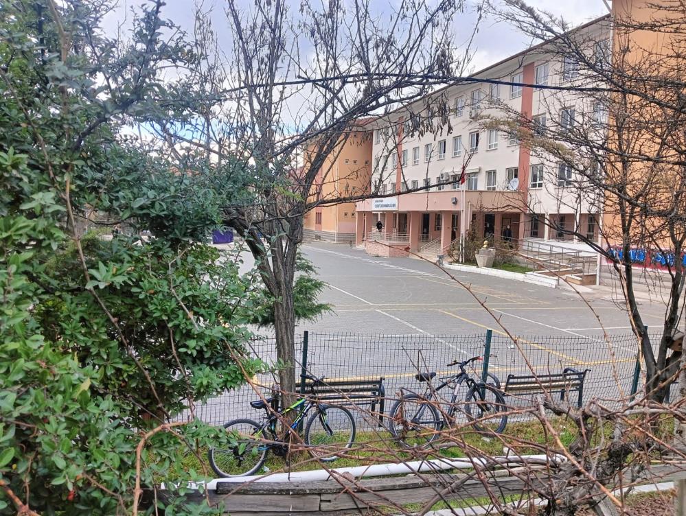 Okul grubunda skandal! Öğretmen, kız öğrencilere cinsel organının fotoğrafını attı