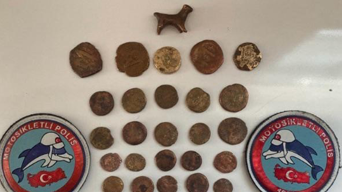 Mardin’de tarihi eser operasyonu: 45 sikke ve hayvan figürlü heykel ele geçirildi