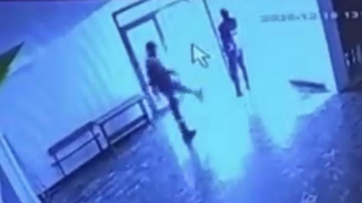 Kediye tekme attı, o anlar kameraya yansıdı