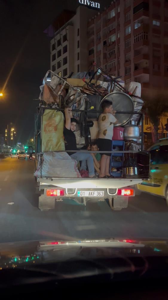 Adana'da tehlikeli yolculuk! Eşya yüklü kamyonetteki çocuklar yürekleri ağızlara getirdi