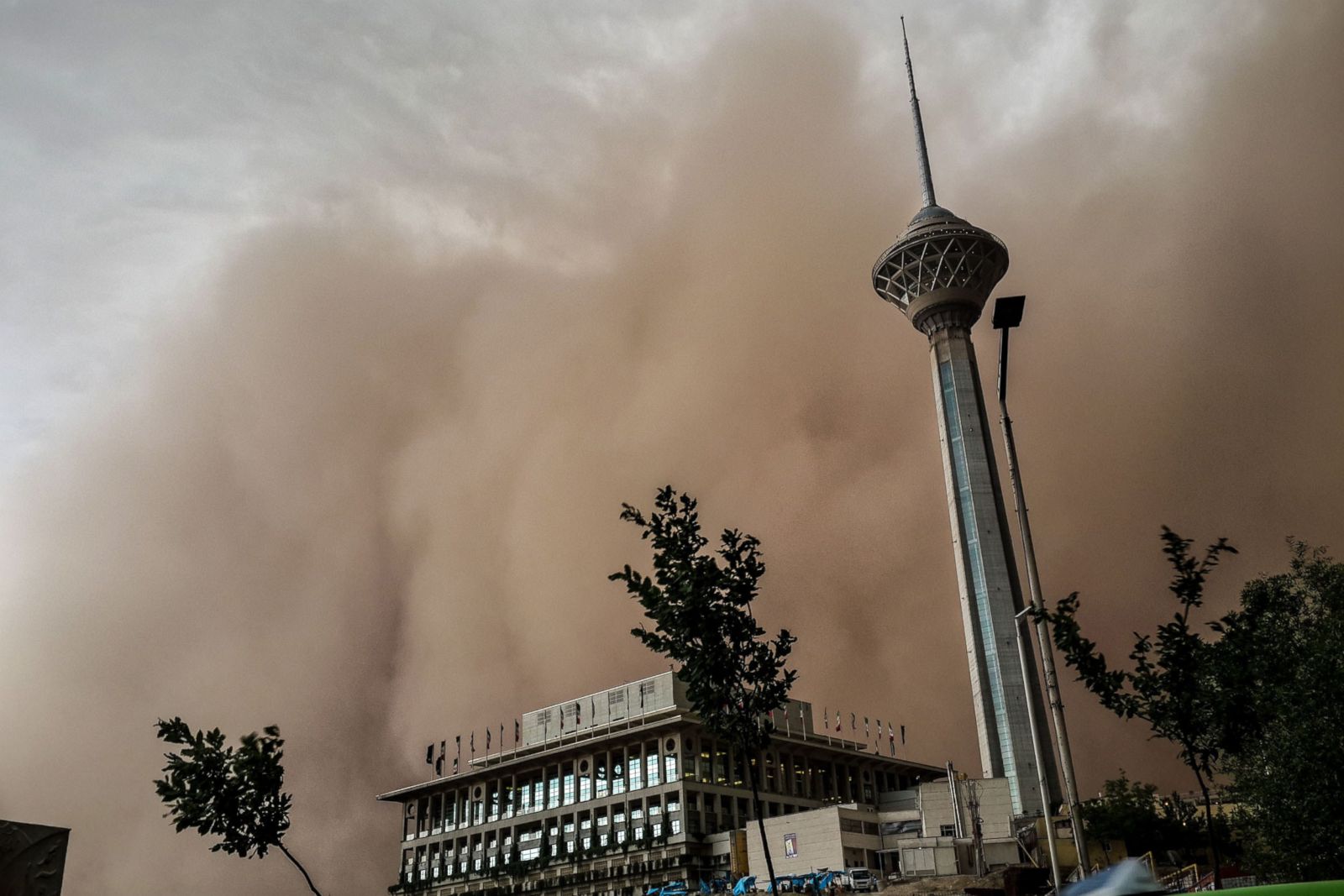 İran'da şiddetli kum fırtınası: 620 kişi hastaneye kaldırıldı