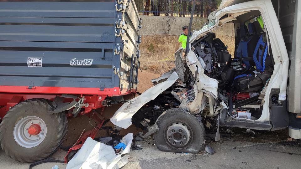 Edirne'de feci kaza: Kamyonet traktör römorkuna çarptı, 3 ölü, 1 yaralı