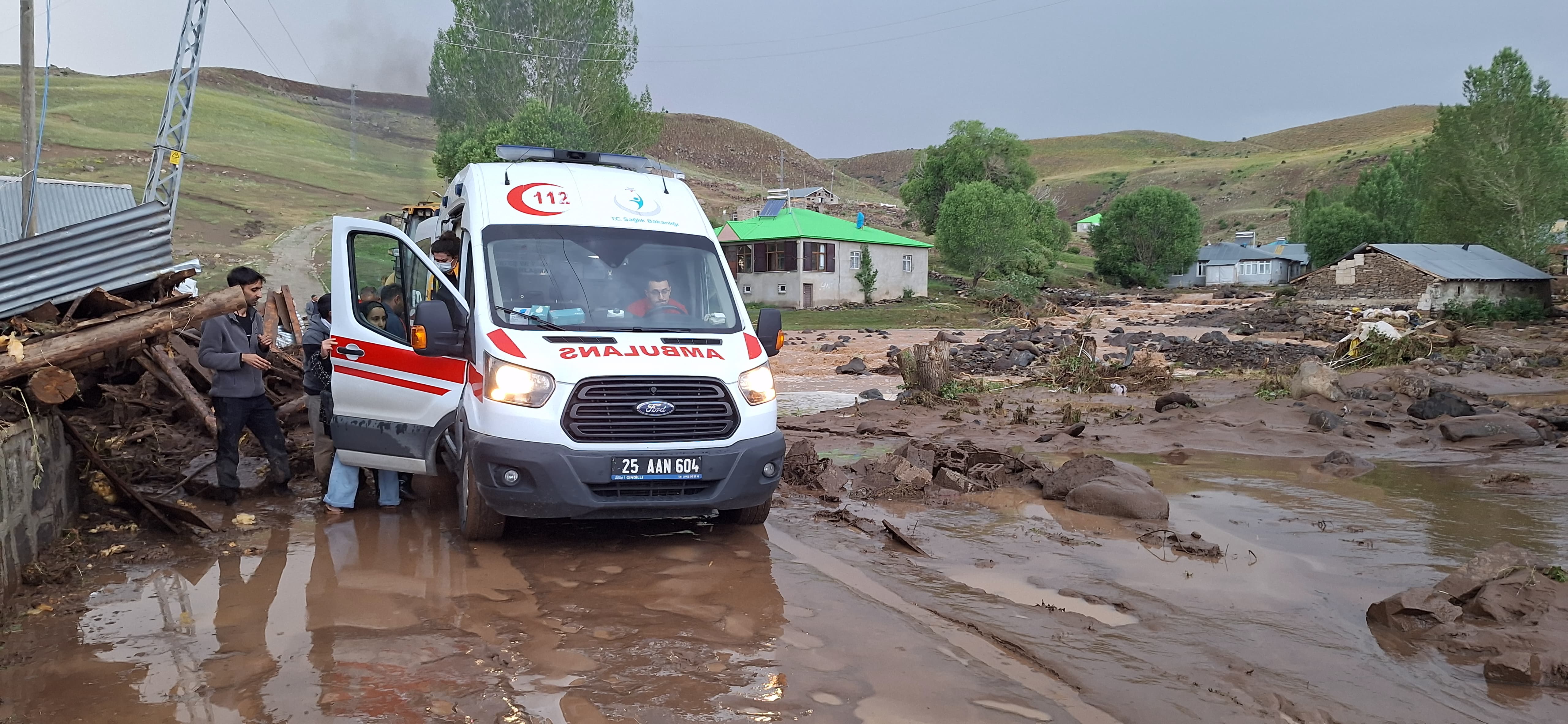 Erzurum’da sel: Araçlarda mahsur kalan 4 kişi yaralandı