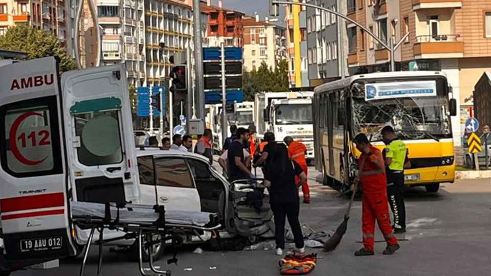 Yolcu otobüsü ile araç çarpıştı: Çok sayıda yaralı var!