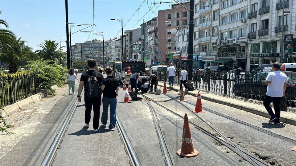 Kabataş-Bağcılar tramvay hattında arıza! Yolcular raylarda yürüdü