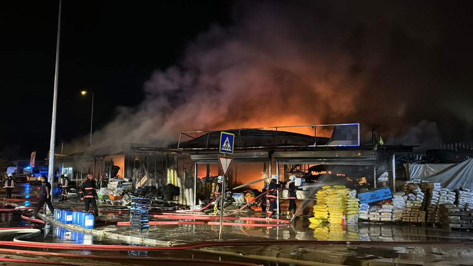 Konteyner sitede yangın: 25 dükkan kullanılamaz hale geldi