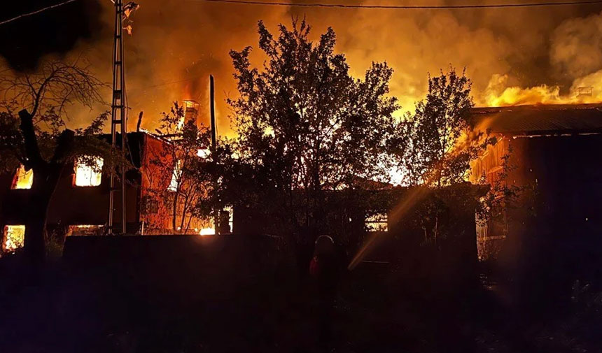 Kastamonu’da korkutan yangın! 2 ev, 2 ahır ve traktör kullanılamaz halde