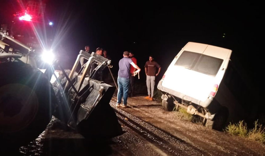 Van'da sele kapılan minibüs devrildi: Yaralılar var