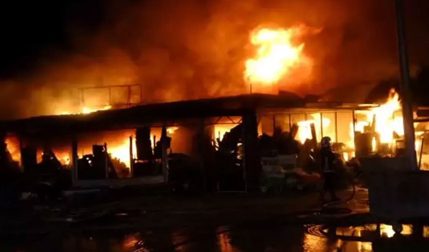 Malatya'da çarşıda korkutan yangın: 25 konteyner iş yeri zarar gördü