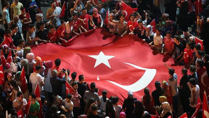 Ünlü isimlerden 15 Temmuz mesajları!
