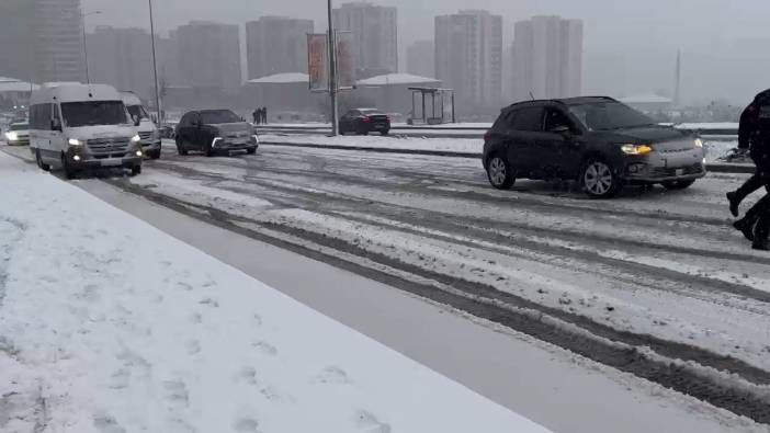 İstanbul'a yağan 3 santimetre kar hayatı felç etti: Ne sürücüler önlem aldı ne de belediye!