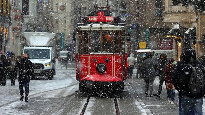 İstanbul güne yine kar yağışı ile uyandı: Pazar günü kar devam edecek mi? Hava durumu nasıl olacak