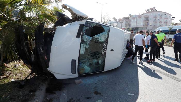 Antalya’da servis minibüsü devrildi: Sürücü araç içerisine sıkıştı
