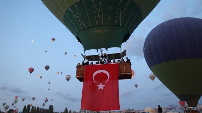 Kapadokya'da balonlar 19 Mayıs için havalandı! İşte muhteşem görüntüler