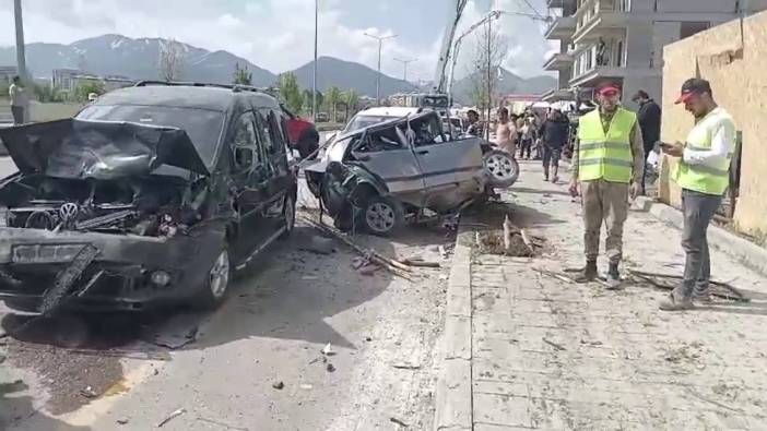 Beton mikseri faciası: Onlarca aracı biçti