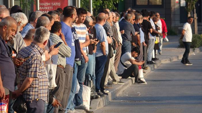 23 bin işçi greve gitti! Ulaşımda büyük kaos yaşanıyor: Otobüs durakları hınca hınç doldu