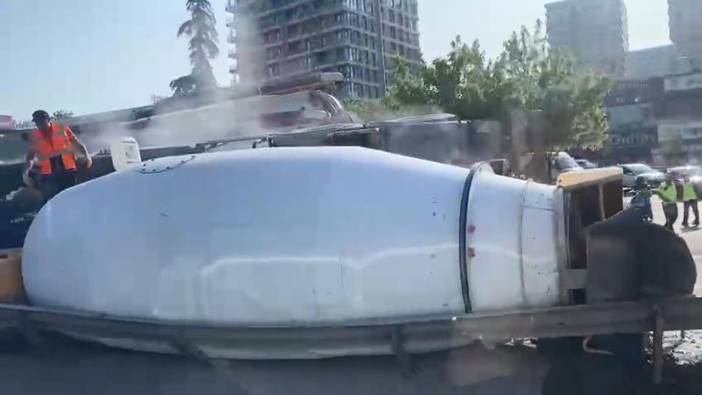 İstanbul Küçükçekmece'de beton mikseri devrildi: Trafik durdu!