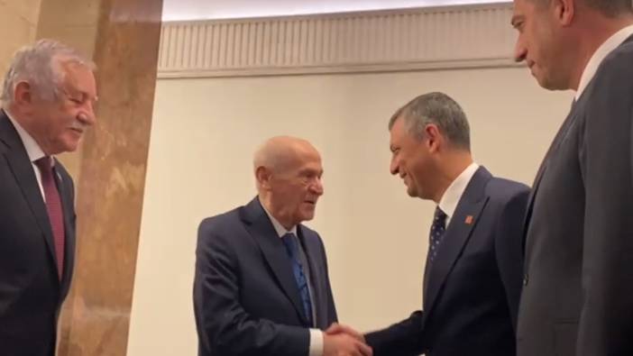 Bahçeli ve Özel tokalaştı: Çok hareketlisiniz maşallah