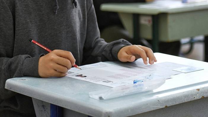 Bugün sınav var mı, ne sınavı var? Okul önlerinde kalabalık, sınıflarda heyecan yaşanıyor!