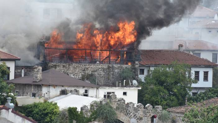 Tarihi Kaleiçi'nde otel yangını paniği: Yangın yan iştetmelere sıçradı, 3 ilyetmede büyük hasar var