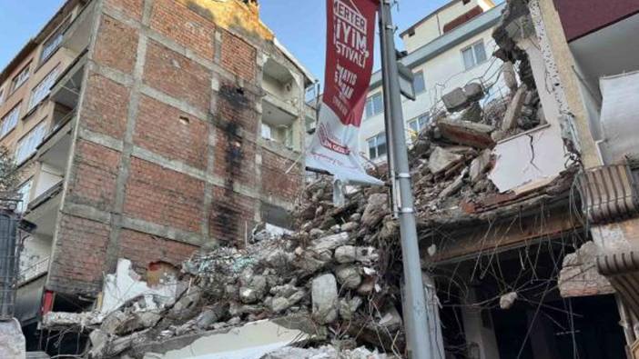 Güngören'de kentsel dönüşüm faciası! Yan binanın duvarları yokmuş meğer...