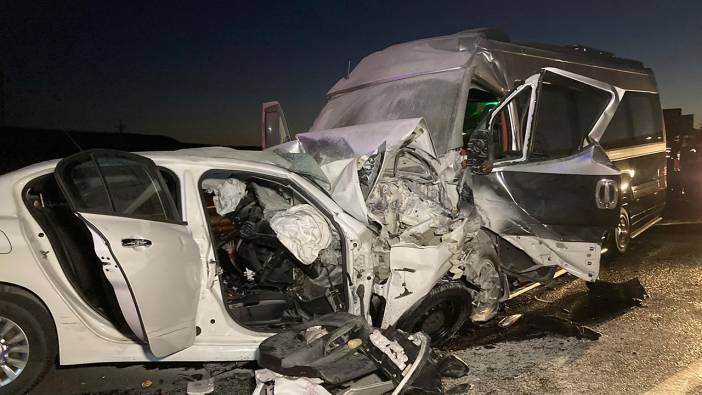 Ankara'da bir otomobil ters yöne girdi, minibüsle kafa kafaya çarpıştı: Ölü ve yaralı var