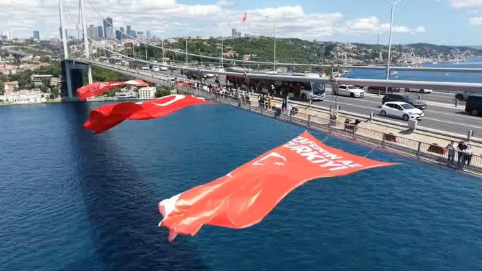 Köprüler 15 Temmuz'a hazırlanıyor! Dev bayraklar dalgalandı