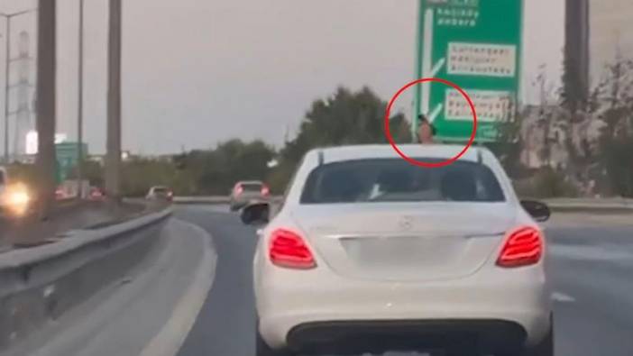Trafikte korkutan görüntüler.. Araçtan havaya ateş açtılar!