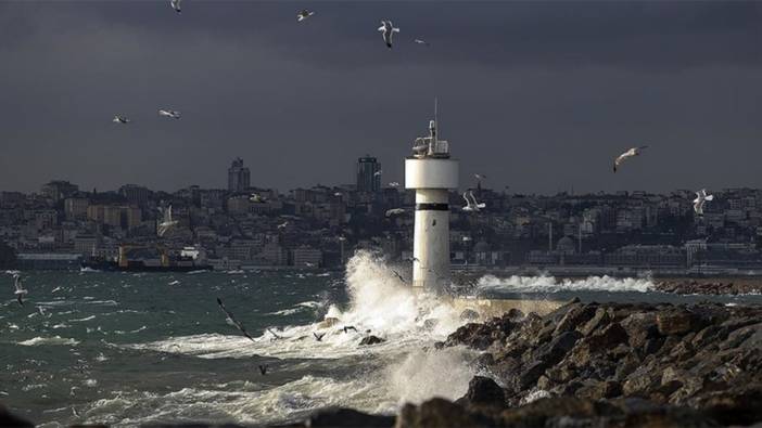 Sıcaktan kavrulan İstanbul'a müjde gibi uyarı geldi: Şiddetli rüzgar ve fırtına alarmı verildi