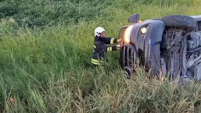 Tur minibüsü devrildi: 1'i bebek 7 yaralı