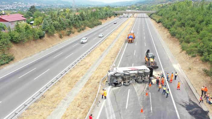 Asfalt yüklü kamyon devrildi! İstanbul yönü ulaşıma kapandı