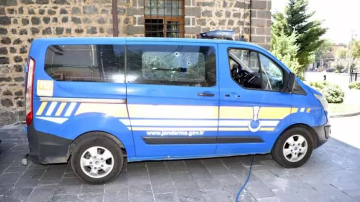Siverek'te jandarma aracına silahlı saldırı: İki kuzen yaralandı