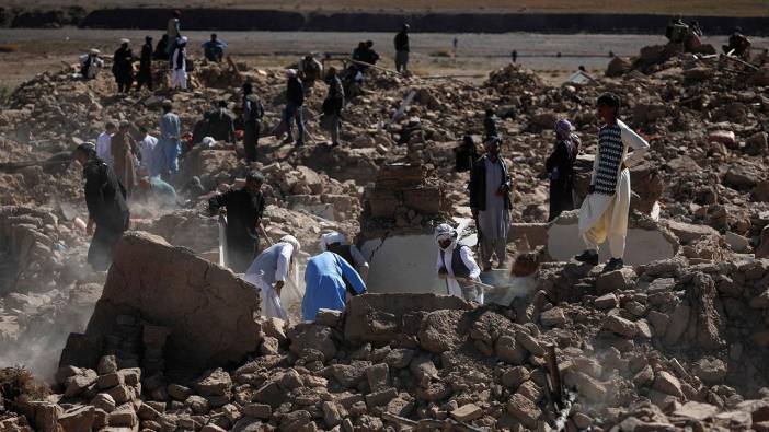 Afganistan'daki depremde ölenlerin sayısı bini aştı!