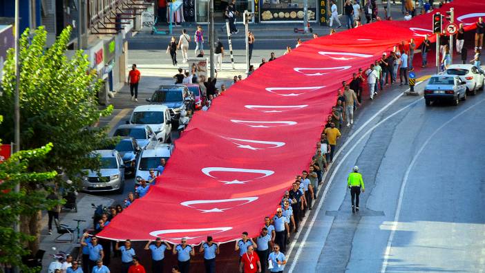 İzmir'de Zafer Yürüyüşü! 350 metrelik dev Türk bayrağının altında tek yürek oldular
