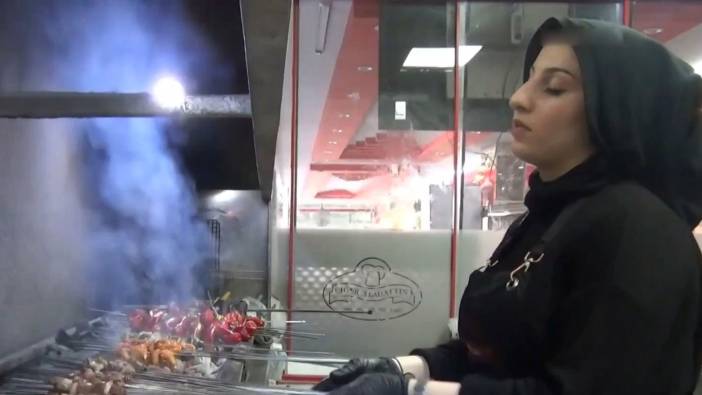 Kentin ilk kadın kebap ustası 19 yaşındaki Sevgi Avul mangal başında!
