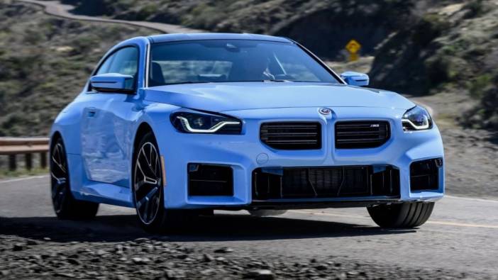 Yol tutuşu güçlü olan 20 otomobil belli oldu: Bu araçlar yola resmen yapışıyor!