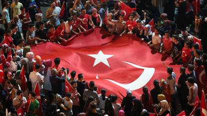 Ünlü isimlerden 15 Temmuz mesajları!