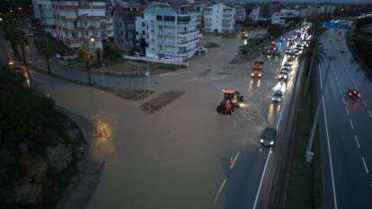 Antalya'da şiddetli yağış: Cadde ve sokaklar göle döndü