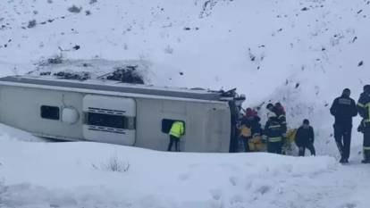 Erzincan'da yolcu otobüsü şarampole devrildi