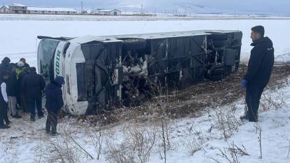 Kars'ta yolcu otobüsü devrildi: Çok sayıda yaralı var