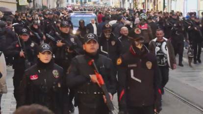 On binler yeni yıl için İstiklal Caddesi’ne akın etti