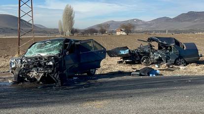 İki otomobil kafa kafaya çarpıştı, araçlardan geriye hurda yığını kaldı