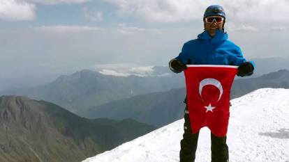 Türk bayrağını değiştireceği dağda ölü bulundu!