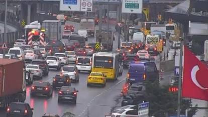 İstanbul'da tır kazası trafiği kilitledi! Olay yerine ekipler sevk edildi