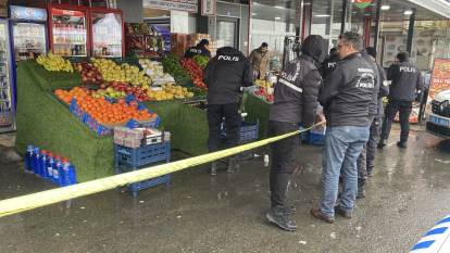 "Oğlumu darbettiler" diyen anne silahına sarılıp marketi bastı