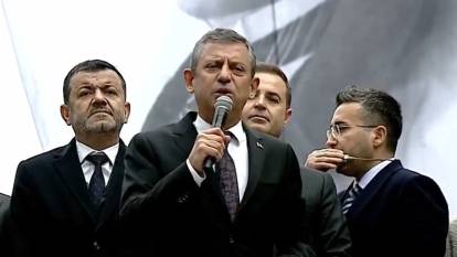 Beşiktaş'ta CHP'den "Demokrasi Mitingi" Özgür Özel: Yargı oyunlarıyla belediyeye girmeye çalışmak demokrasi değildir