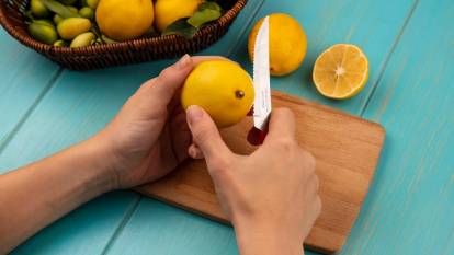 Bitmiş limonu sakın çöpe atmayın: Bir parça karbonat döküp ovalayın!